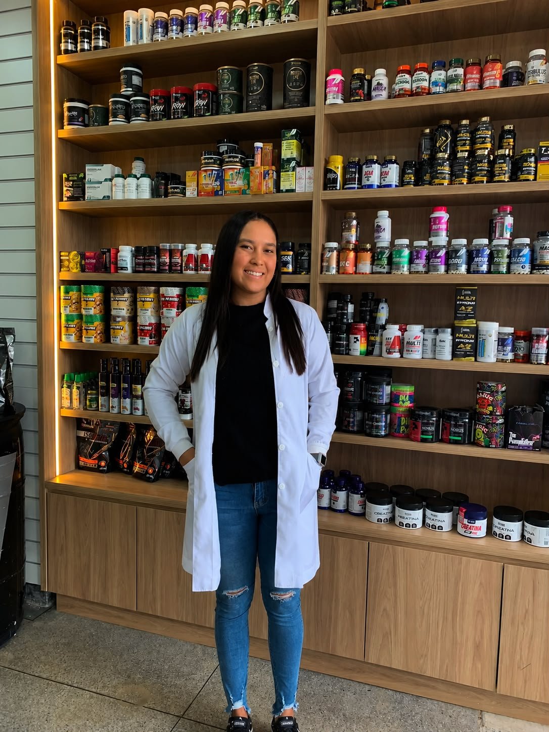 Maressa em loja de suplementos