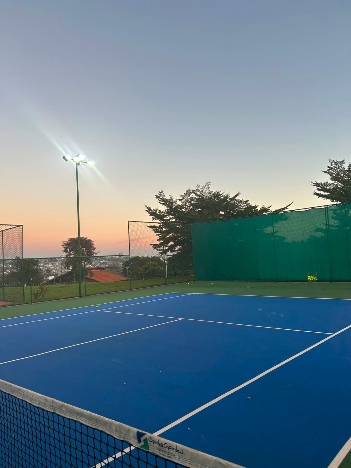 Quadra de tênis ao entardecer